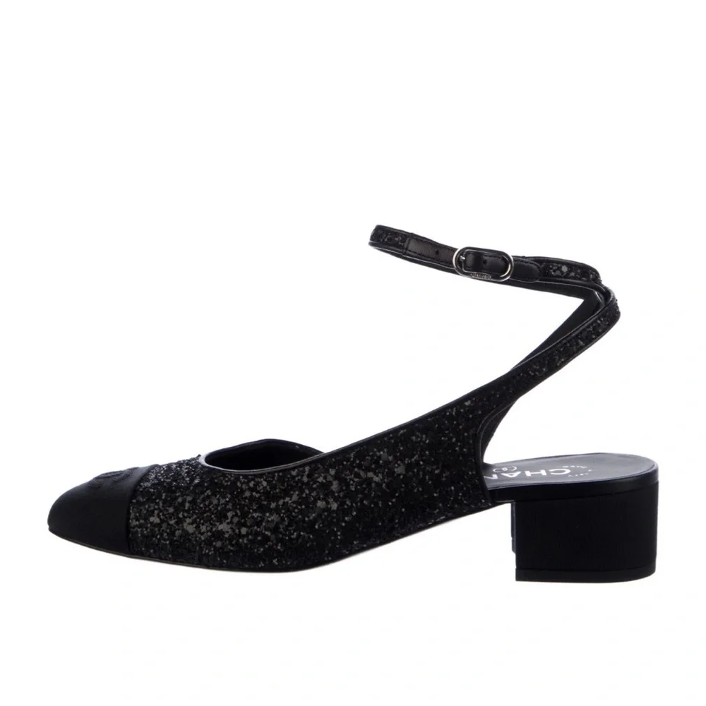 CHANEL CC logo pumps.